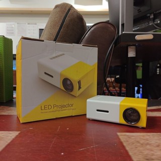 (二手良品)LED Projector YG300 迷你微型投影機 家庭小劇院 露營投影 手機投影 中古全新寄賣專門店
