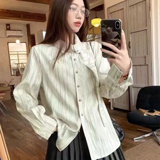 A woman in a long-sleeved shirt2025春季顯瘦襯衫設計法式小眾條紋長袖襯衫上衣飄帶別緻通