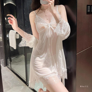 【Miko日記】性感睡衣女 美背若隱若現 蕾絲吊帶 火辣睡裙 睡裙+T褲+外袍+黑網襪四件套裝 蕾絲花邊甜美誘惑