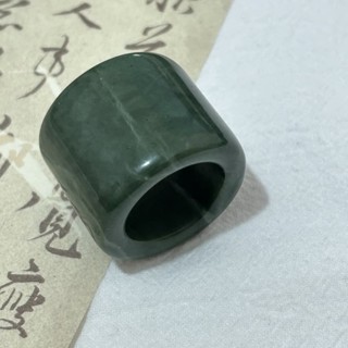 青圭綠賭扳手指墨綠色賭石女款指環扳指男老闆必備中國風青桂綠翡翠戒指手指墨水綠玉石男女手指20250601