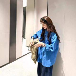 【HOT 本舖】 克萊因藍色長袖襯衫女春季2025新款疊穿襯衣外套休閒外搭上衣