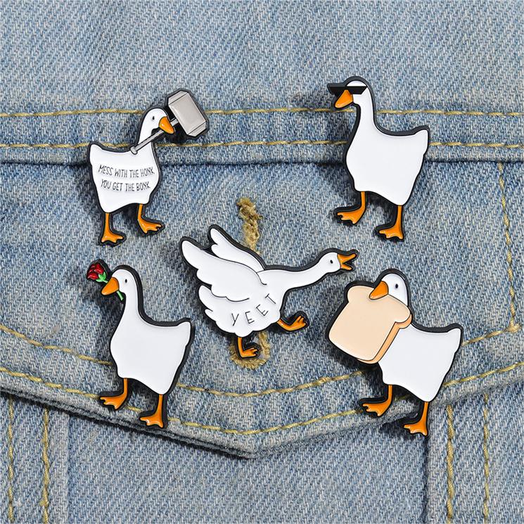 卡通動物系列琺瑯別針無題鵝遊戲可愛大白鵝金屬胸針徽章服裝背包配飾禮物