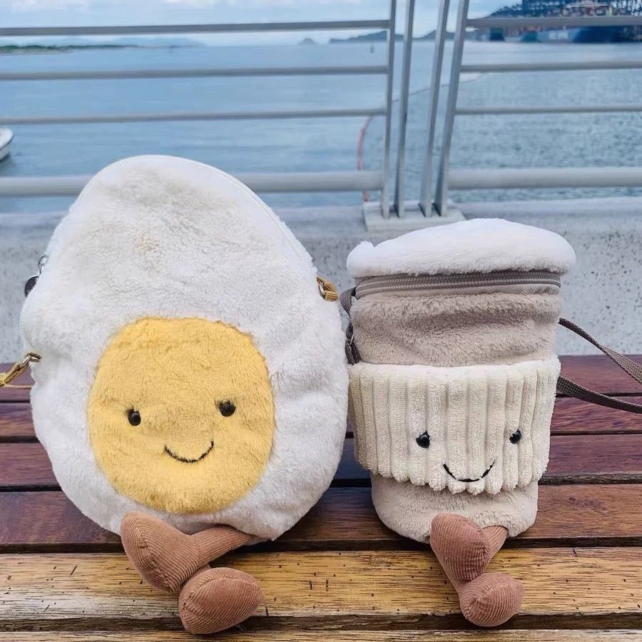 英國jellycat趣味水煮蛋包包 咖啡包 可愛雞蛋俏皮背包 毛絨玩具可愛女包 毛絨斜背包