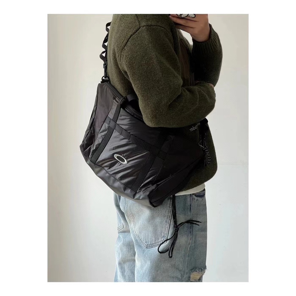 MSZ8 OAKLEY 新貴潮牌單機能尼龍肩包斜背包小包胸包手機包餃子包