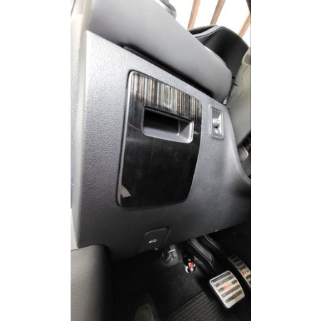 23 MG HS汽油 油電 專用 駕駛座置物盒護板 黑鈦髮絲紋 防刮 防護 mg hs 改裝 配件