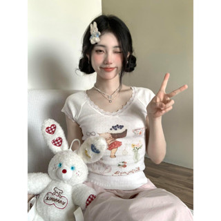 【 𝑭𝒍𝒐𝒘𝒆𝒓𝒔𝒆𝒂】純慾風 白色短版T恤女 蕾絲花邊上衣 卡通印花 修身 顯瘦 圓領 短袖