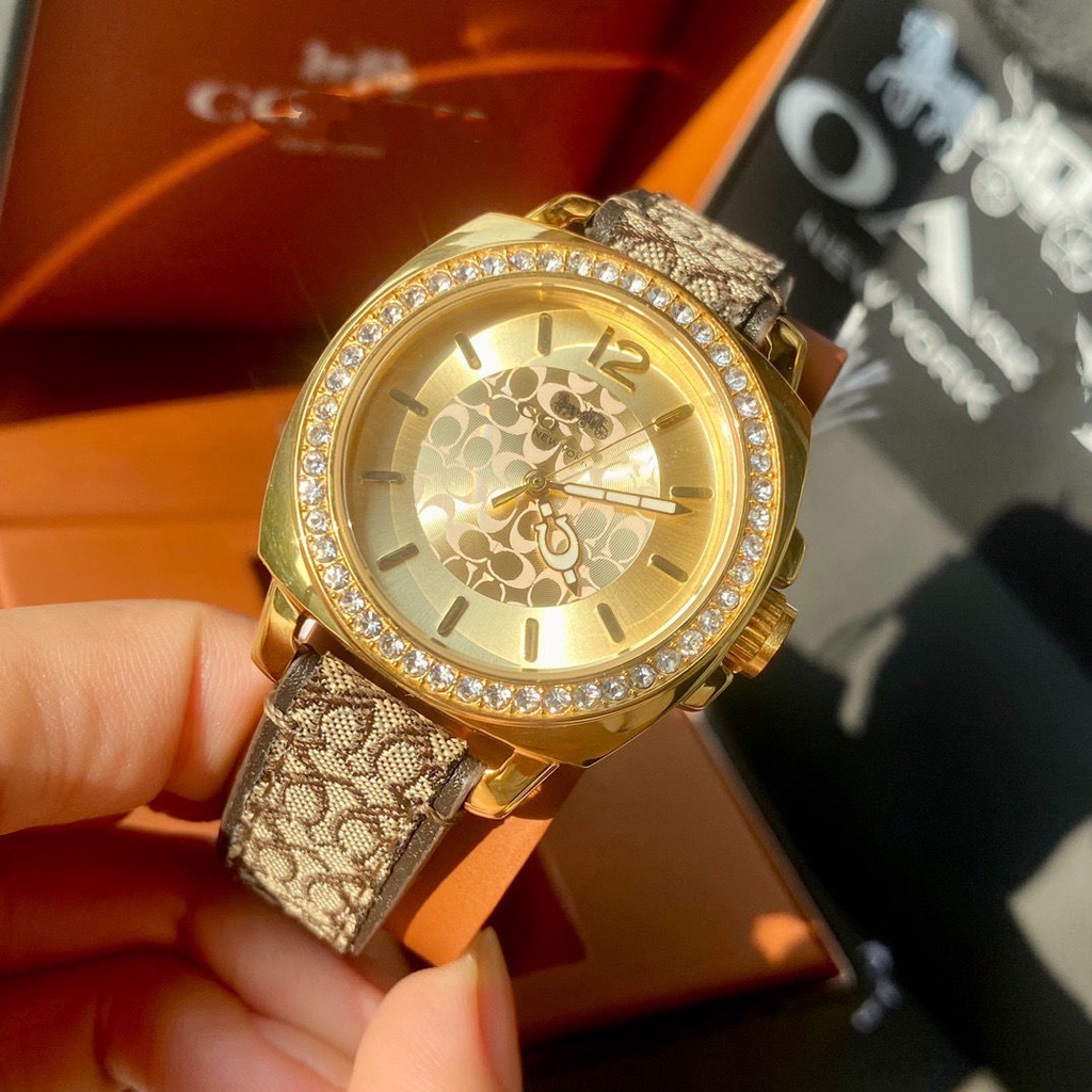 （$最流行$)COA/蔻蔻特色咖啡色印花式石英手錶女表表殼鑲鑽尺寸35mm