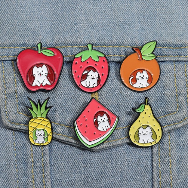 卡通水果造型白色小貓胸針可愛水果系列草莓西瓜橙菠蘿金屬徽章琺瑯別針服裝背包配飾首飾禮品