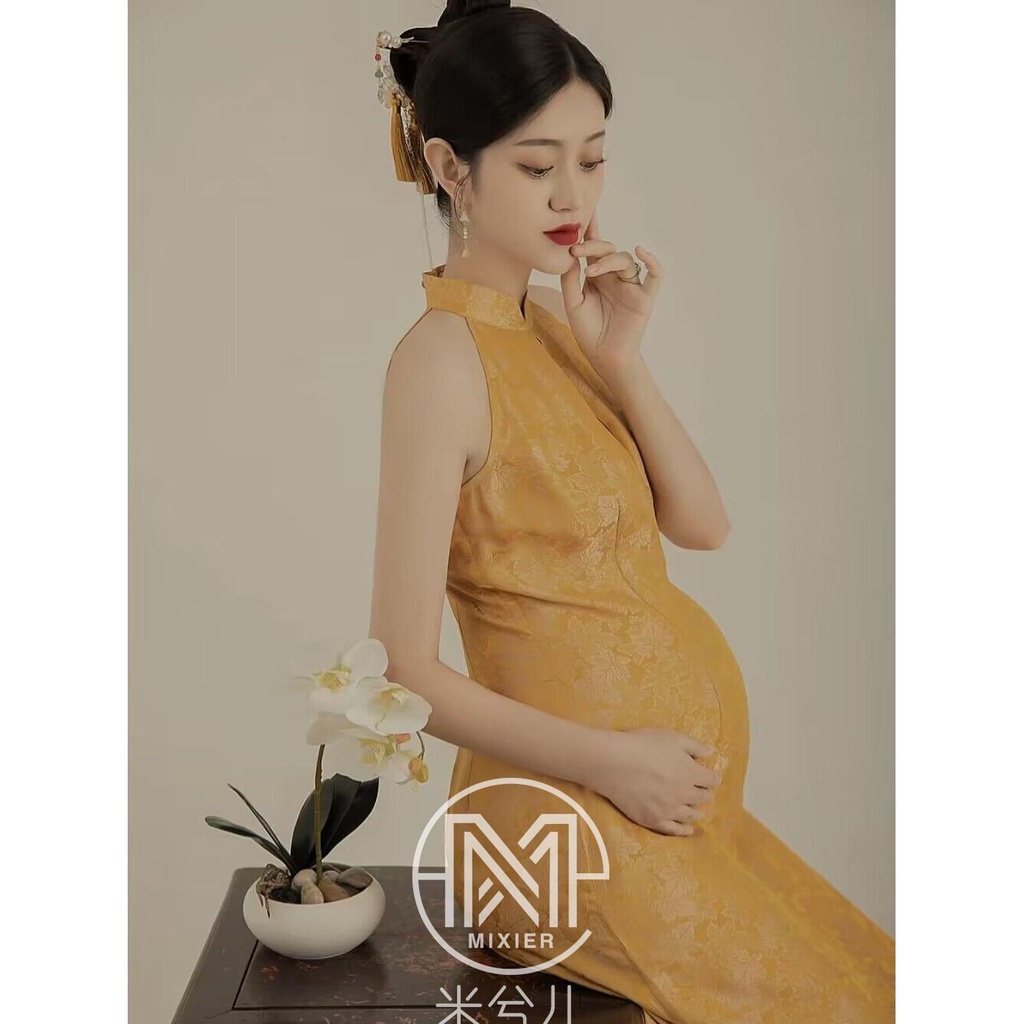 孕婦拍照服裝影樓大肚攝影寫真主題新中式復古改良無袖黃旗袍出租