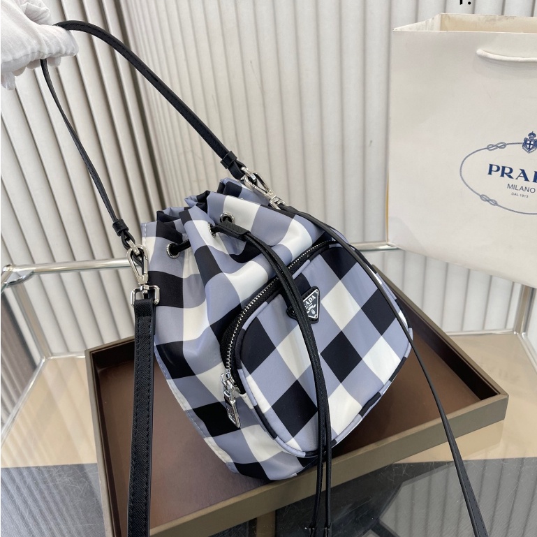 Prada的新配色,時尚潮流,流行水桶包