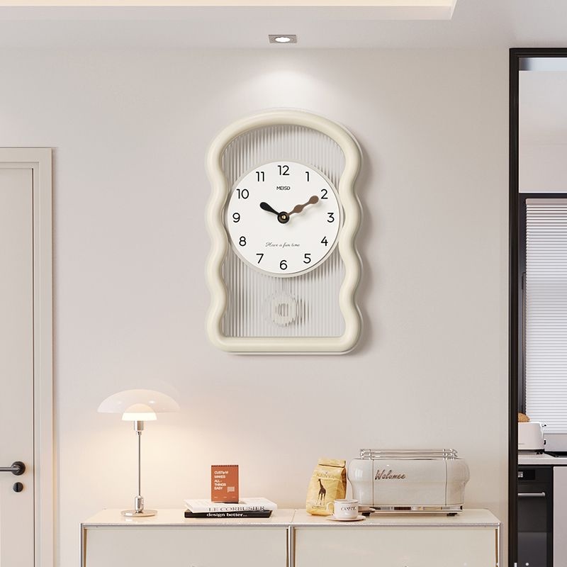 奶油風鐘掛鐘客廳家用2023新網紅創意時鐘簡約現代壁燈錶掛牆