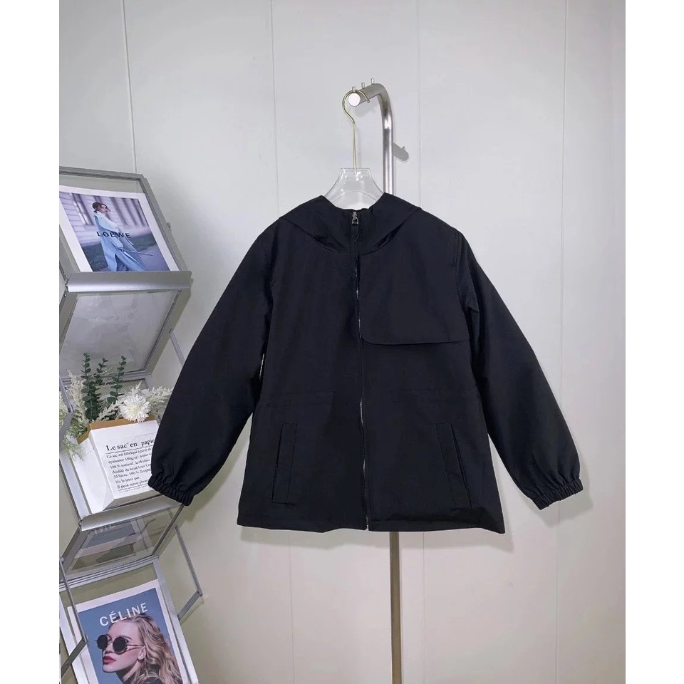 BALLY/巴利2023休閒黑色拉鍊衝鋒衣夾克外套這款外套選用錦綸材質精製而成，採用寬鬆廓形設計.上身帥氣百搭不挑人，休