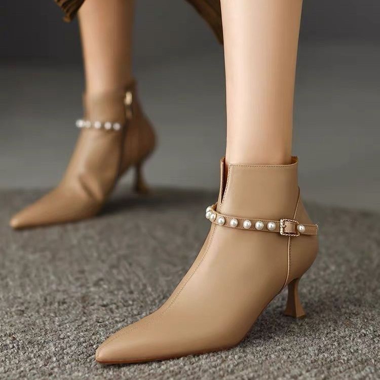 2023新款細跟尖頭高跟鞋  法式珍珠金屬扣短靴V口設計感氣質冬靴女