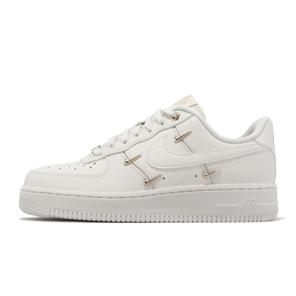 Nike 休閒鞋 Wmns Air Force 1 07 LX 女鞋 米白 金屬勾勾 [ACS] FV3654-111