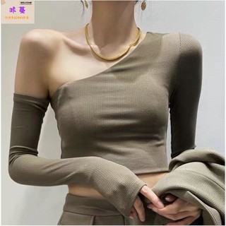 咔蔓全網最低價 美風設計感小心機斜肩上衣 高腰露臍女生短版長袖上衣 不規則露肩T恤 打底衫上衣 緊身顯胸性感上衣長袖T恤