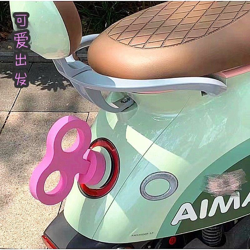 🔥台灣好物熱賣🔥電動車個性改裝 卡通車身可愛裝飾 蝴蝶結發條愛瑪 電瓶車尾部擺件貼