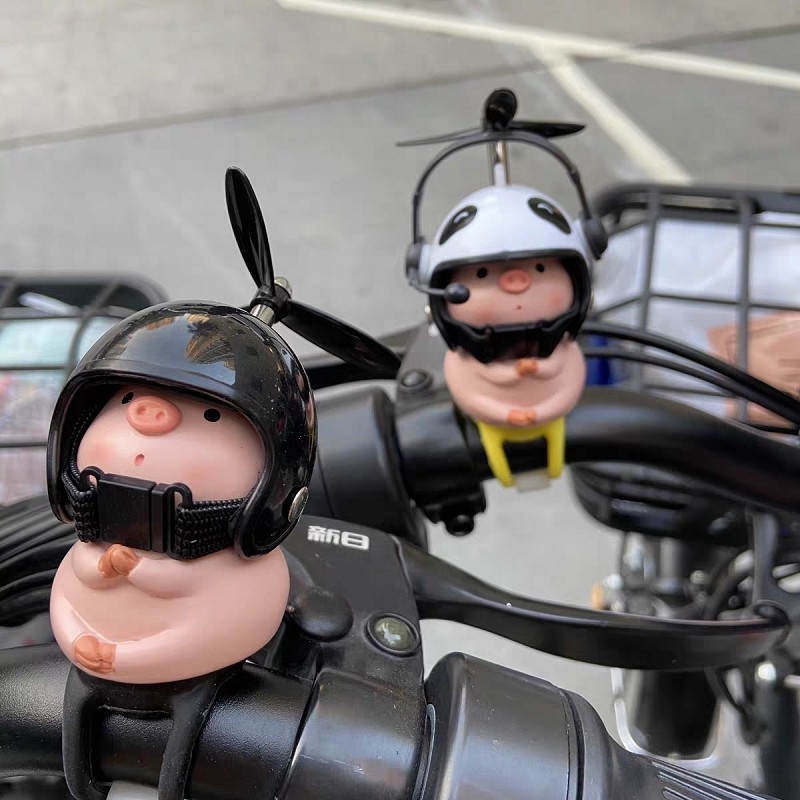小豬電動腳踏車把機車載擺件創意可愛黃鴨頭盔竹蜻蜓裝飾品吊飾