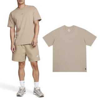 Nike 短袖 NSW Premium 男 卡奇 短T 刺繡 寬鬆 基本款 小勾 [ACS] DO7393-247