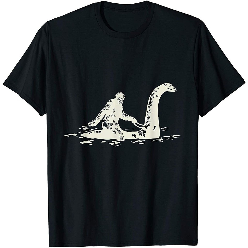 Bigfoot Sasquatch 騎著尼斯湖水怪搞笑 T 恤