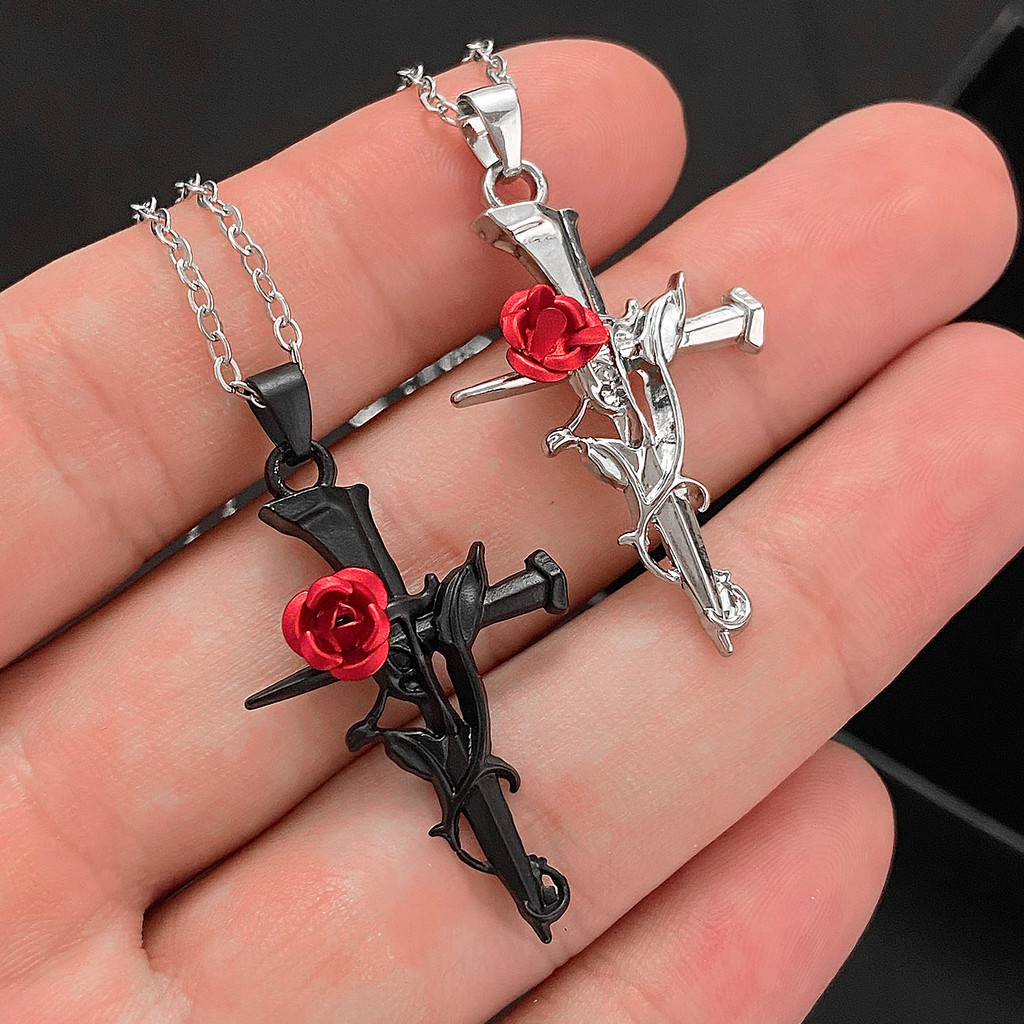 哥特時尚紅玫瑰吊墜鎖骨鏈男士女士古董刺劍十字架項鍊中性首飾