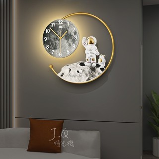 創意夜燈掛鐘 靜音裝飾鐘表 現代夜光時鐘 宇航員造型壁鐘 客廳大時鐘 墻面裝飾布置 高品質時鐘✔️