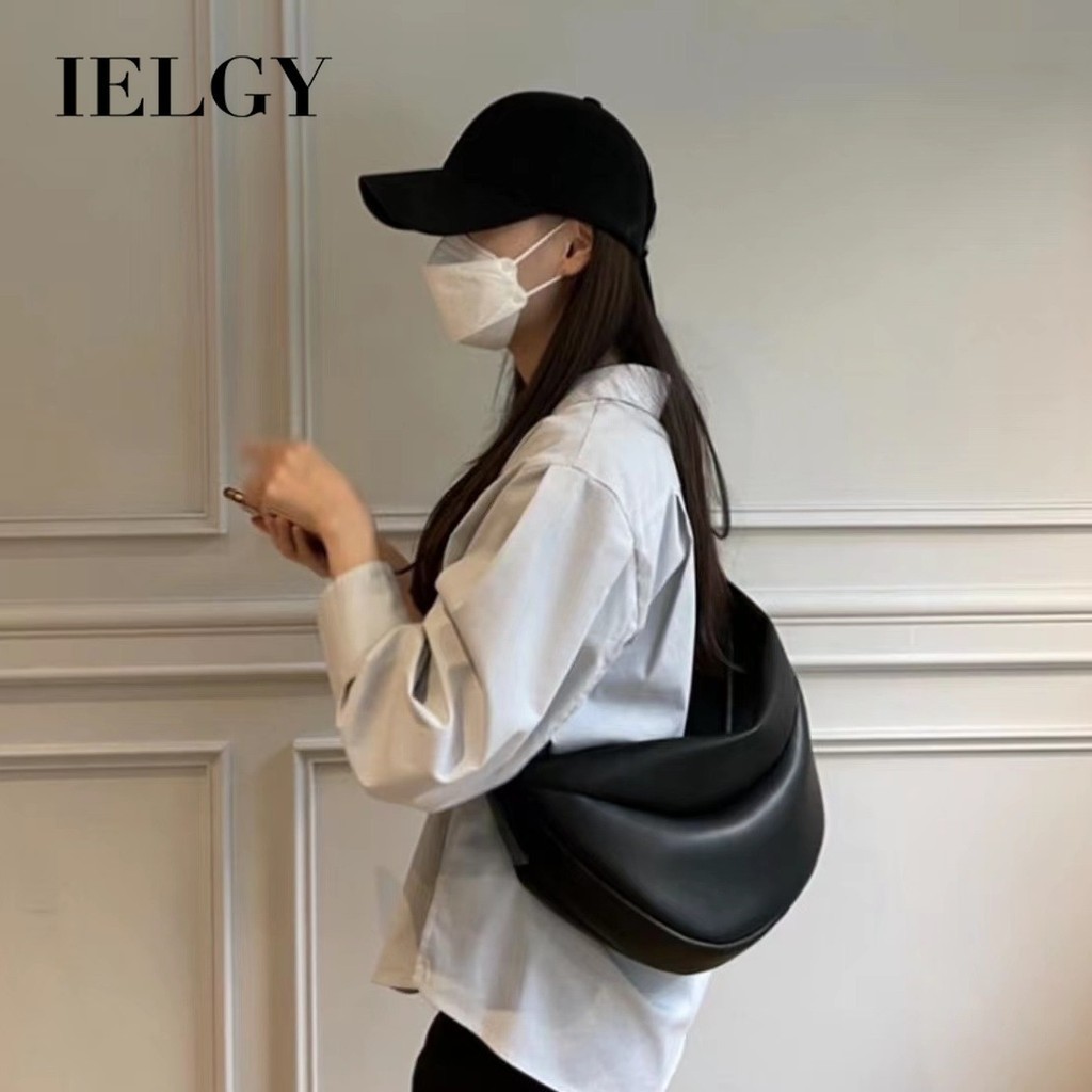 IELGY 女士黑色休閒單肩斜背包 胸包 大容量軟皮餃子包