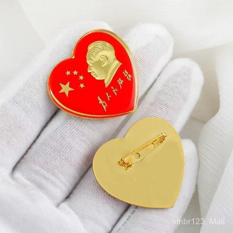 新版毛主席紀念頭像胸牌紅心形胸章為人民服務國慶節商務徽章胸針