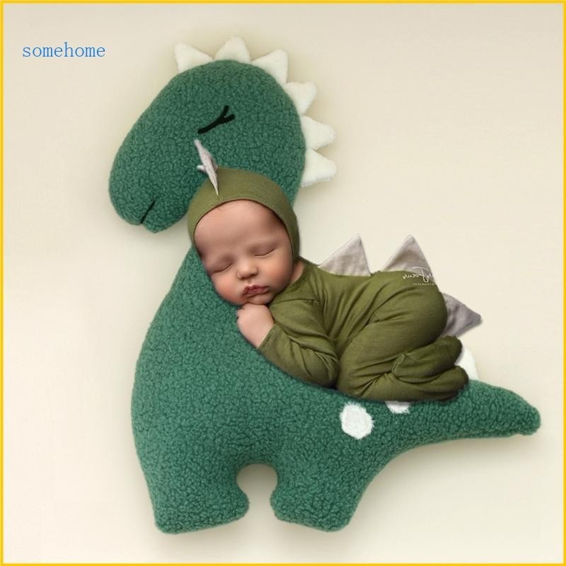 一些可愛的新生兒恐龍擺姿勢枕頭恐龍照片助手枕頭迷人的枕頭難忘的嬰兒照片