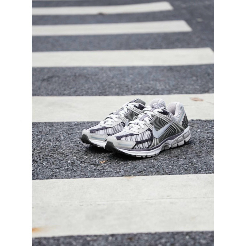 男女款 Nike Vomero 5 復古鞋 慢跑鞋 上班鞋 寬楦 穿搭 淺色系 透氣鞋 霧霾灰 FD0791-012