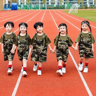 現貨 100-175cm 六一兒童裝幼兒園表演服裝 男女童迷彩揹帶褲套裝 小學生大合唱班服 中大童啦啦隊表演服ATD01