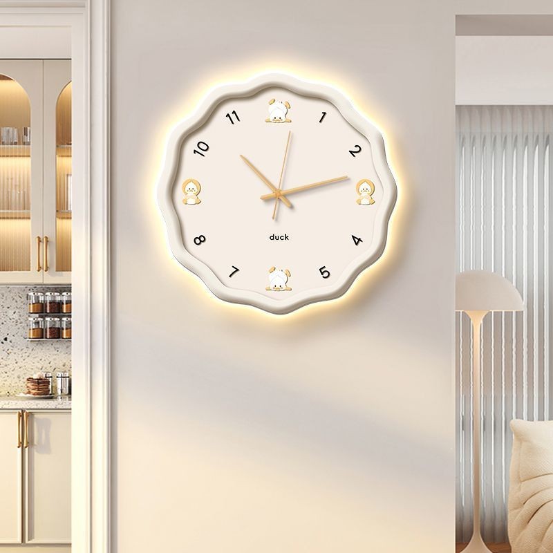 2024新款掛牆時鐘 奶油風鐘錶 掛鐘 客廳創意發光 家用高級感靜音壁燈