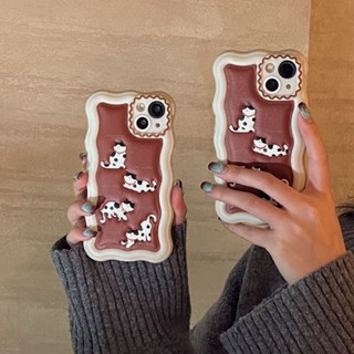 棕色奶牛紋貓咪適用iPhone14pro max蘋果15手機殼12/13凹凸小羊皮