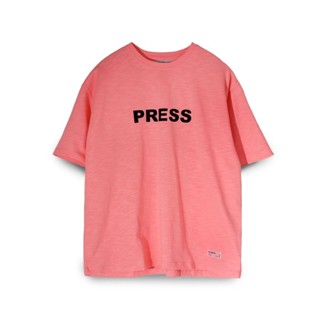 BADGE PRESS TEE CORAL RED｜珊瑚紅(100%竹節棉)