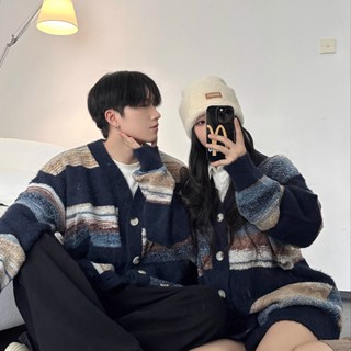 【HOT 本舖】男裝 M-2XL 復古條紋 V領開衫毛衣 慵懶風 秋季新款 男女潮牌 寬鬆情侶 針織衫外套