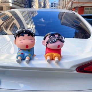 【店鋪熱銷】車頂尾部玩偶後備箱玩偶車外公仔吊飾蠟筆小新車用擺件汽車裝飾品 THYQ