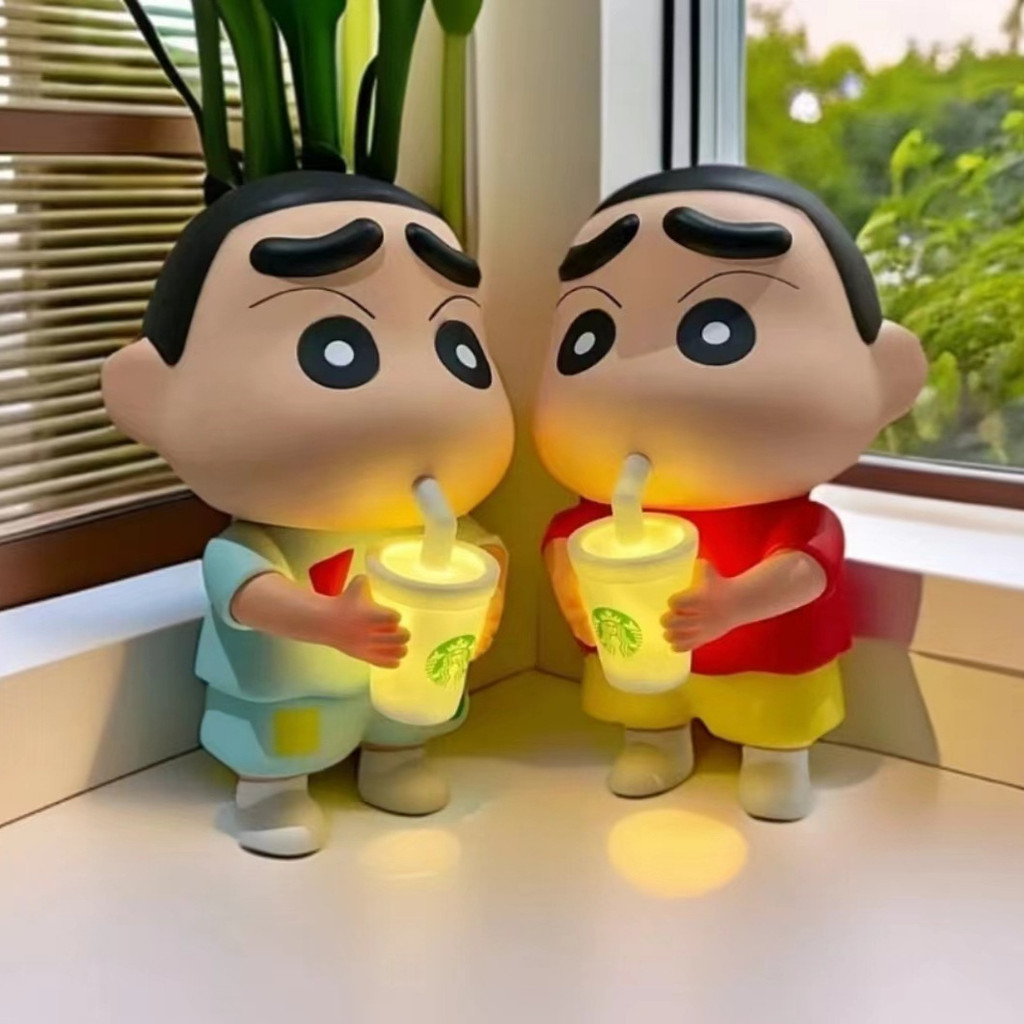 現貨速發新款蠟筆小新手辦公仔奶茶發光杯小新桌面擺件客廳模型潮玩具禮物