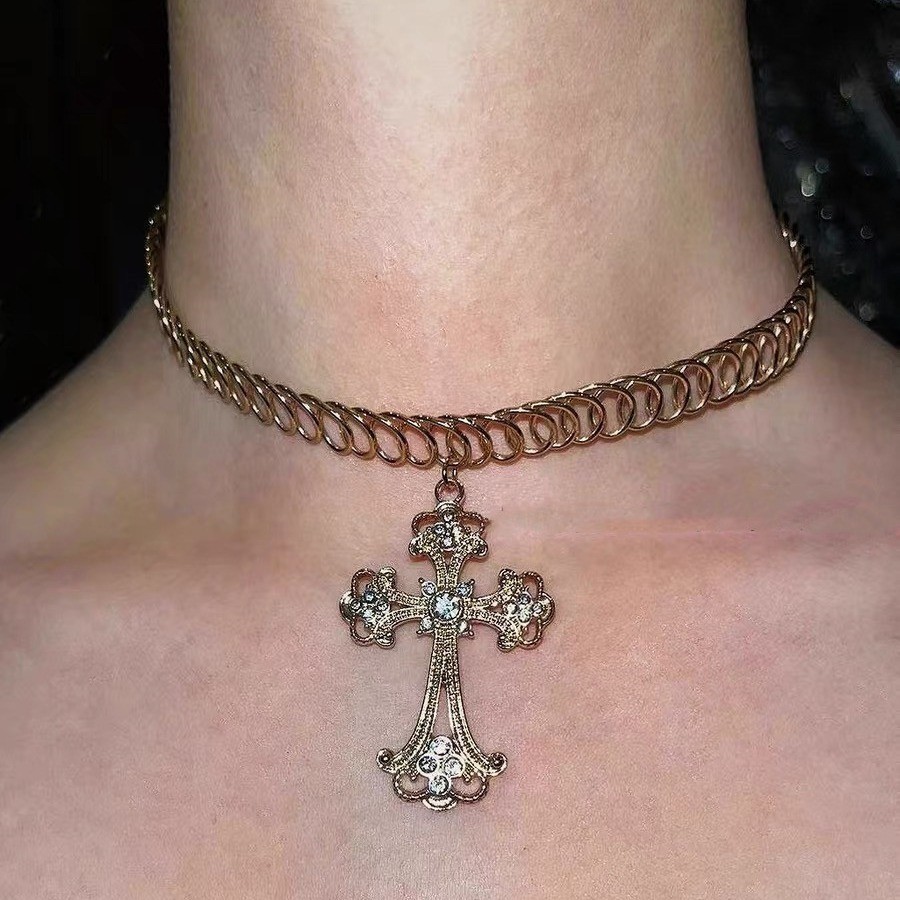 設計新款復古宮廷鑽石十字架金屬重工春季短項鍊choker
