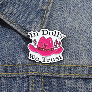 粉色牛仔帽琺瑯胸針“in Dolly We Trust”文字背包徽章服裝配飾禮品首飾