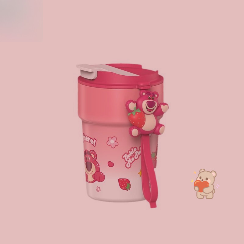 【迪士尼系列】草莓熊大容量保溫杯女生咖啡杯學生新款可愛便攜食品級316辦公室掛繩直飲杯可愛吊飾