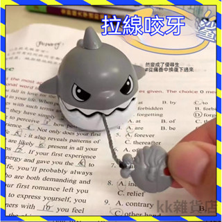 【臺灣出貨】創意拉線飛天水豚包包吊飾可愛卡皮巴拉汽車鑰匙扣 網紅爆款拉線鯊魚鑰匙扣 咬牙鯊魚玩具 學生書包創意掛件
