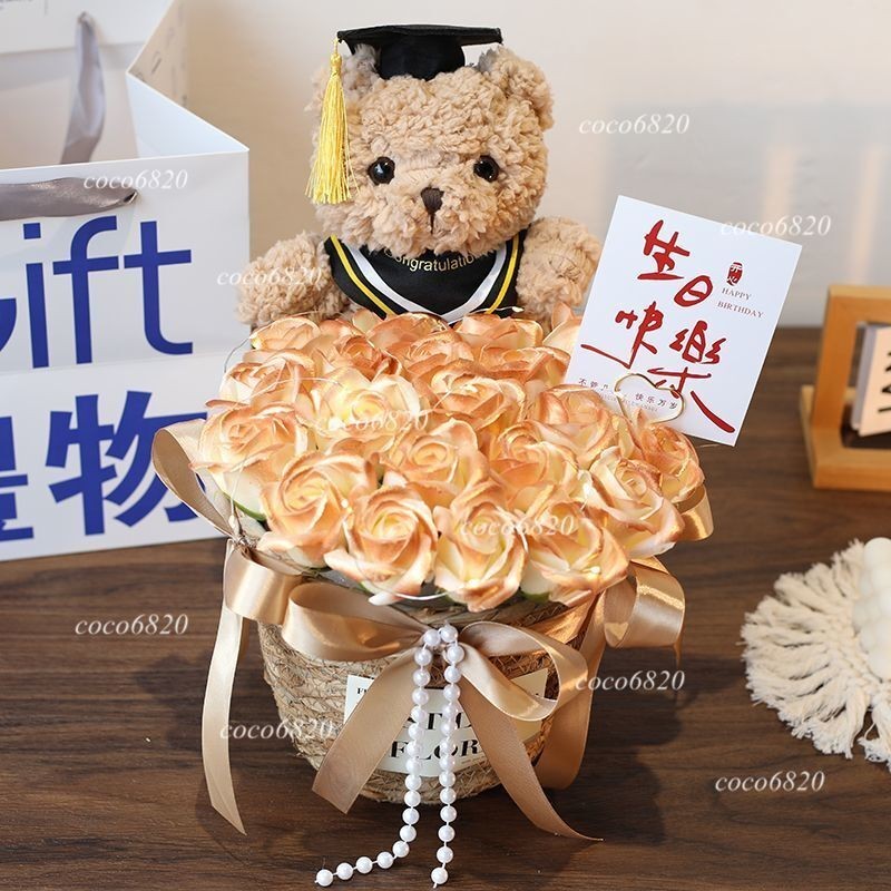 畢業季 永生花禮物送女生畢業姐妹男朋友老師小熊抱抱桶玩偶花束仿真 畢業熊 畢業花束 仿真花 畢業禮物 結業禮 交換禮物