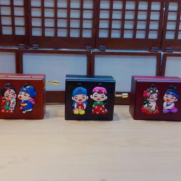 熱賣北韓族卡通娃娃音樂盒老式手搖木質發音盒韓服人偶娃娃韓國禮品