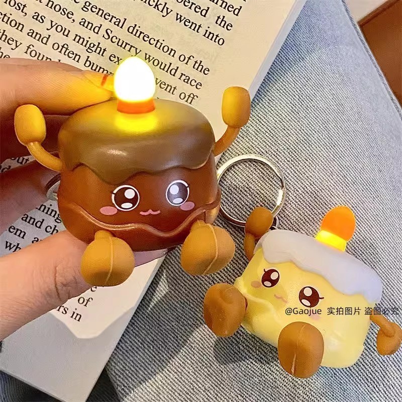 可愛的 LED 生日蛋糕鑰匙扣帶聲音手電筒迷你趣味玩具兒童動物鑰匙圈兒童鑰匙扣