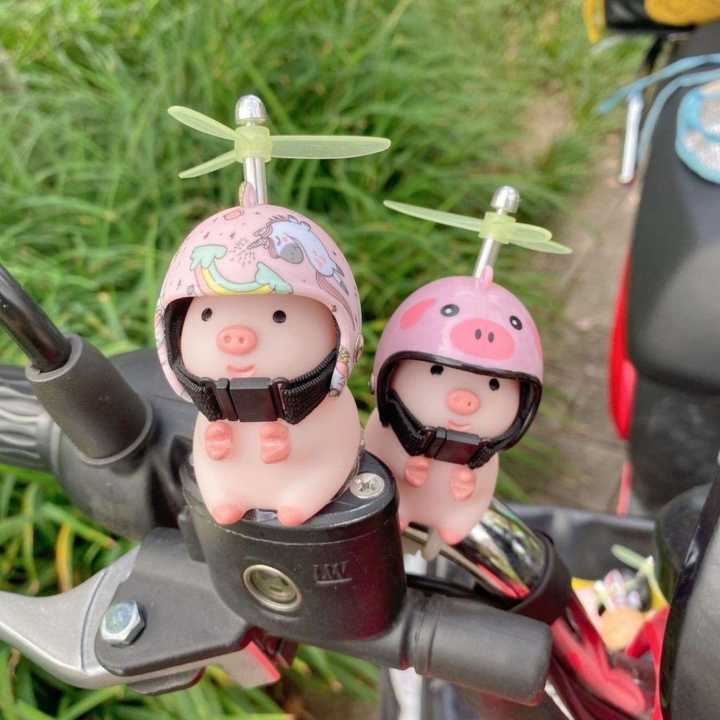 網紅小豬車用擺件電動車小黃鴨裝飾品頭盔竹蜻蜓機車破風鴨公仔