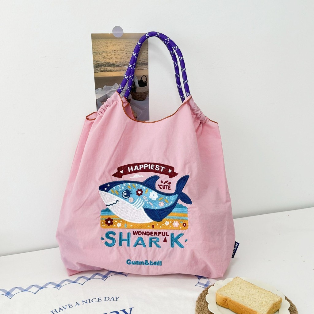 【YOFUR】現貨 小鯊魚刺繡ball chain日系環保購物袋 精品小眾 大容量手提袋 環保尼龍布袋