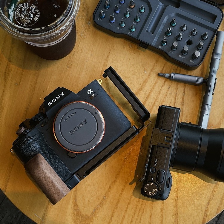 相機配件 原創於索尼A7M4 A7R5木質手柄鋁合金L形可平移快裝 相機配件手感絲滑