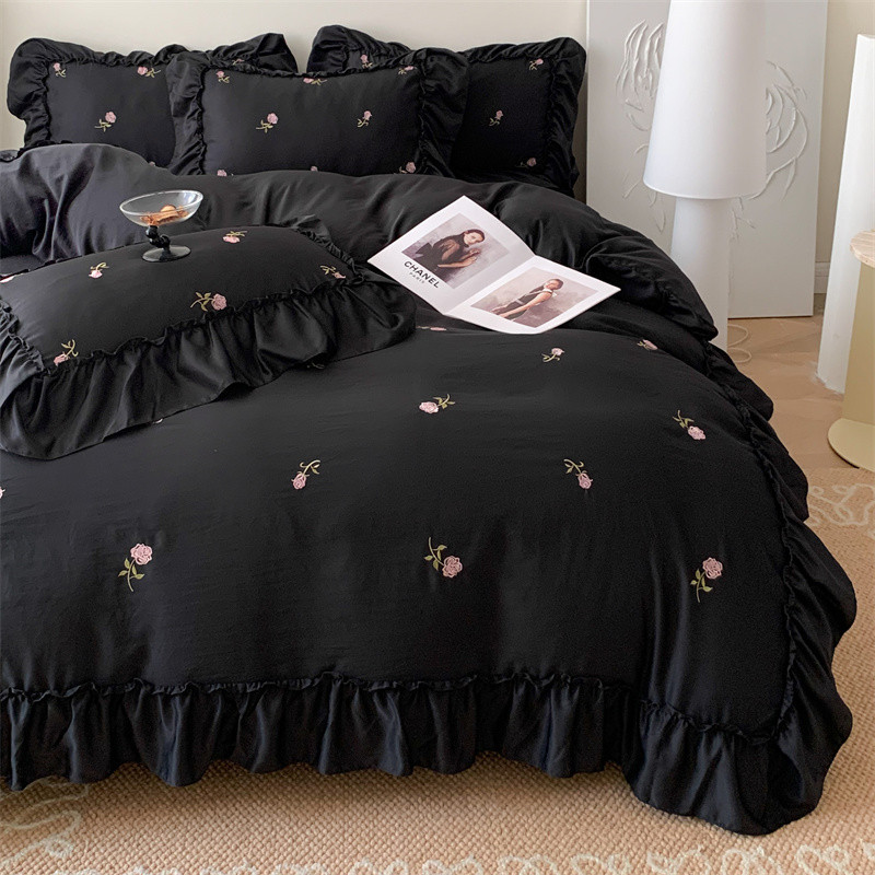 黑色刺繡玫瑰冰絲床包組 床包上用品套裝 涼爽絲滑床包四件組 床單 單人/雙人/加大雙人床包被套組 枕頭套 加寬花邊被套