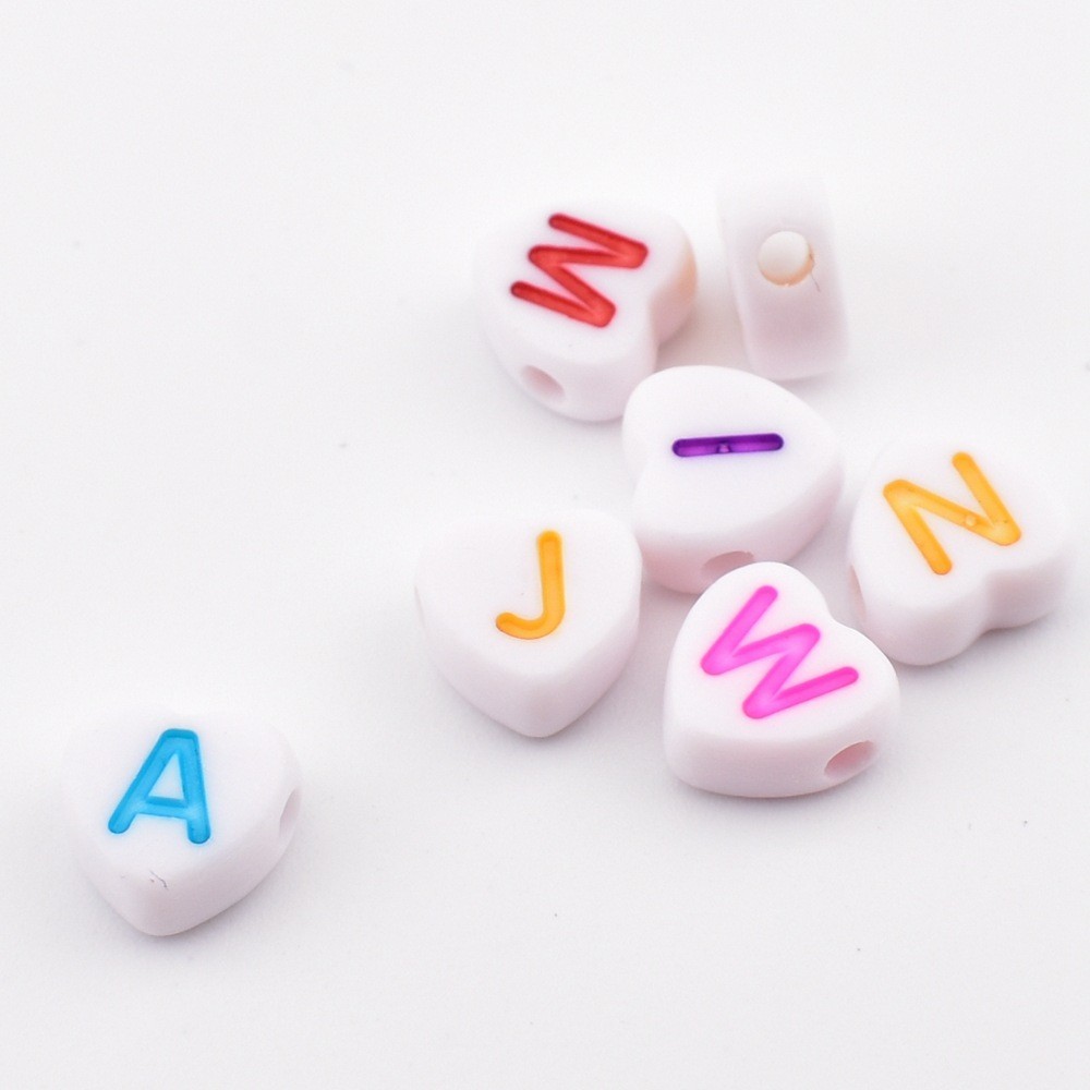 [p3s535]50pcs/lot 7*4*1mm DIY 亞克力字母珠心形白色背景彩色字母珠用於珠寶製作