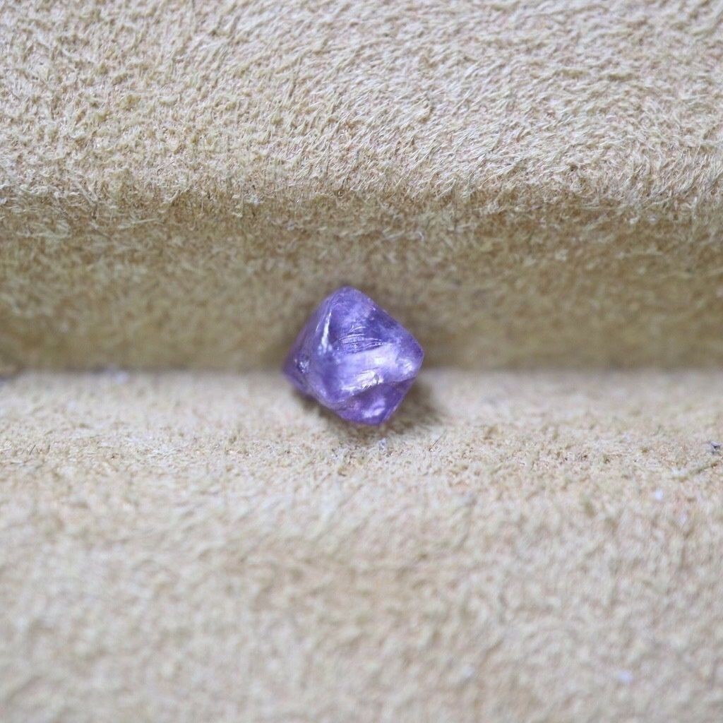 【艾爾莎寶石】【附成分分析書】【原礦】52分 越南鈷尖晶石 Cobalt Spinel 商業名稱藍小妖