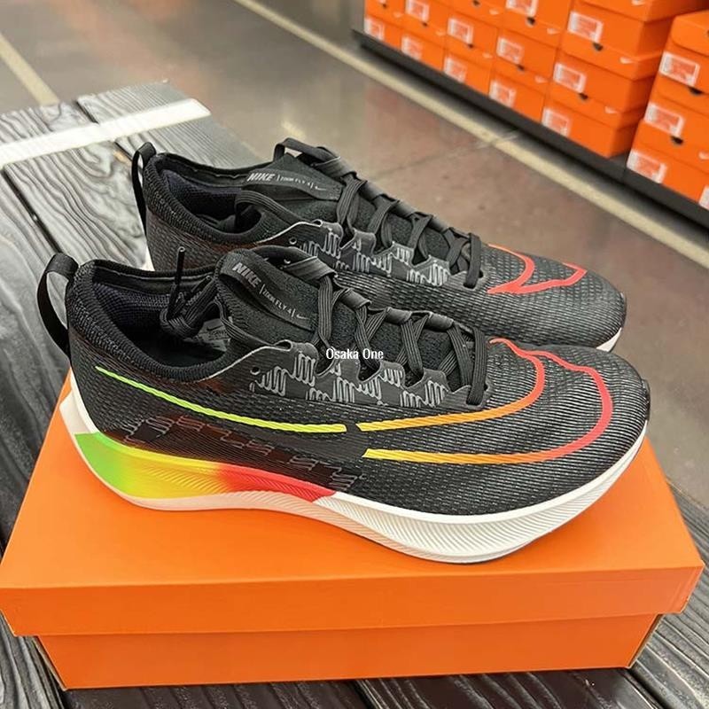 【現貨】！Nike Zoom Fly 4 黑彩虹 輕便 經典 男款慢跑鞋 DQ4993-010